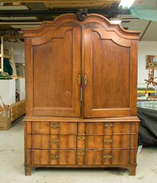 een mooi 18e eeuws orgelgebogen kabinet