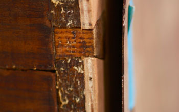gescheurde panelen op een antiek meubel
